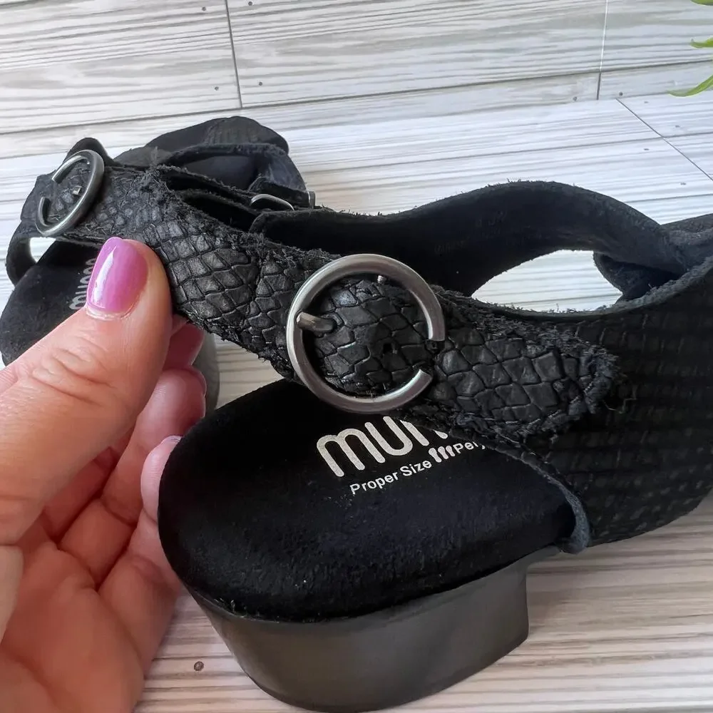 Munro 'Jenny' Black Lizard Print Nubuck Open-Toe Sandals Size: 8.5N Narrow Fit - Picture 9 of 13